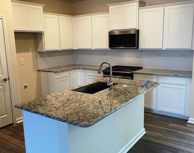 405 Vassar Drive - Photo Thumbnail 5