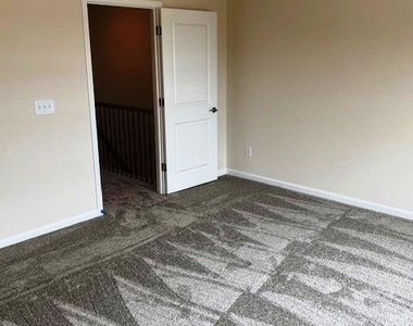 405 Vassar Drive - Photo Thumbnail 16