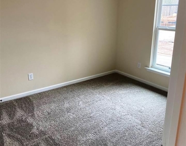 405 Vassar Drive - Photo Thumbnail 12