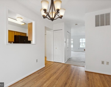 18221 Fox Chase Circle - Photo Thumbnail 7