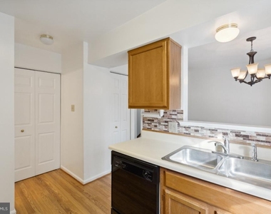 18221 Fox Chase Circle - Photo Thumbnail 4