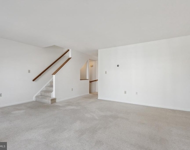 18221 Fox Chase Circle - Photo Thumbnail 3