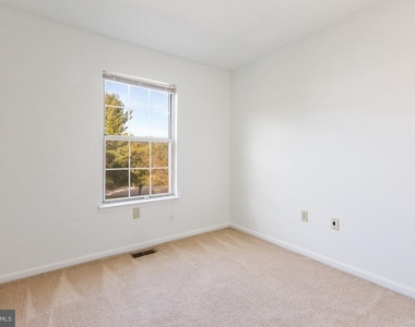 18221 Fox Chase Circle - Photo Thumbnail 13