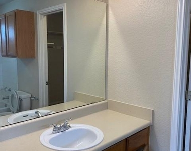 2818 Southampton Way - Photo Thumbnail 12