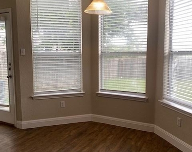 2818 Southampton Way - Photo Thumbnail 6