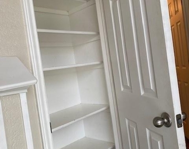 2818 Southampton Way - Photo Thumbnail 7