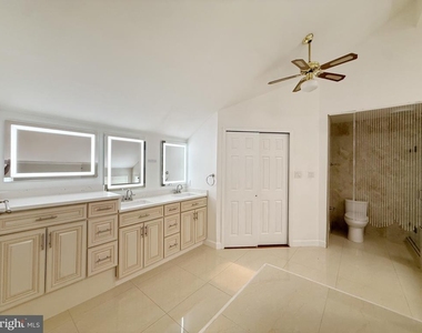 8545 Harvest View Court - Photo Thumbnail 14