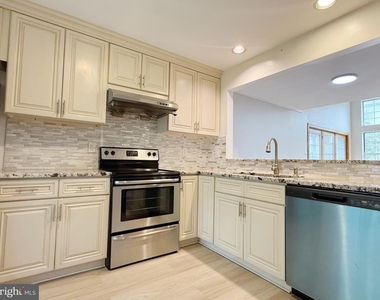 8545 Harvest View Court - Photo Thumbnail 5