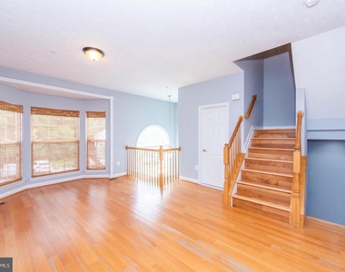 8404 Oak Meade Way - Photo Thumbnail 6