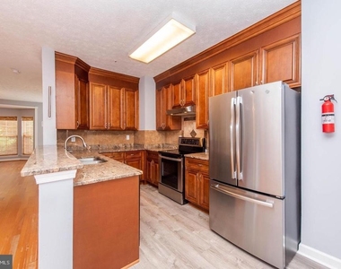 8404 Oak Meade Way - Photo Thumbnail 2