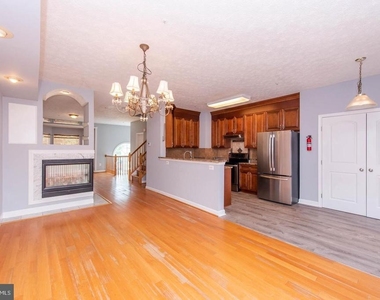 8404 Oak Meade Way - Photo Thumbnail 3