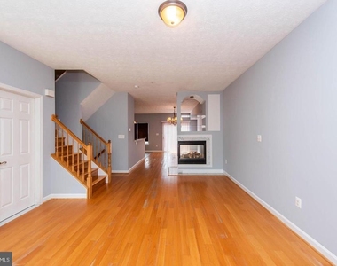 8404 Oak Meade Way - Photo Thumbnail 5