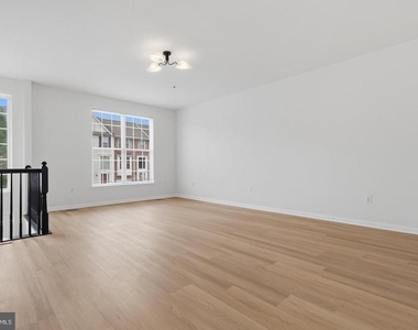 1904 Fieldstone Way - Photo Thumbnail 3
