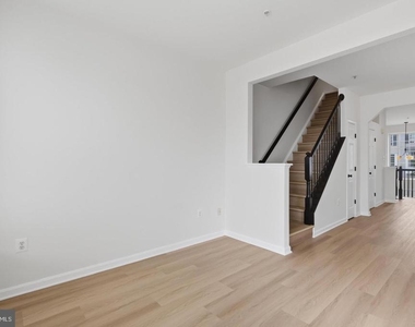 1904 Fieldstone Way - Photo Thumbnail 7