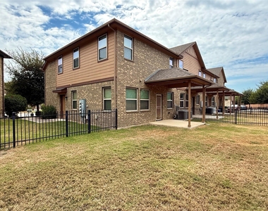1001 Zodiac Ln - Photo Thumbnail 17