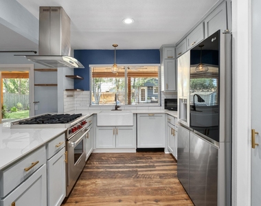 7404 Lunar Dr - Photo Thumbnail 8