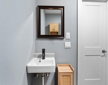 7404 Lunar Dr - Photo Thumbnail 18