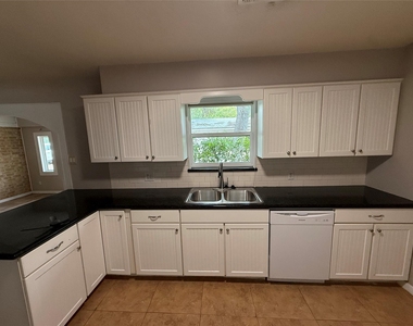 1005 #7 Hazelton St - Photo Thumbnail 9