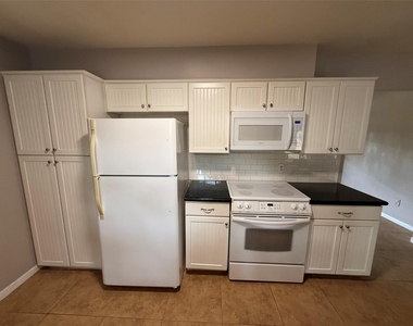 1005 #7 Hazelton St - Photo Thumbnail 10