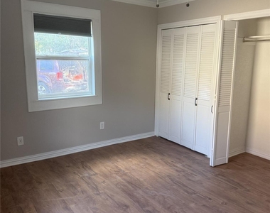 1005 #7 Hazelton St - Photo Thumbnail 3