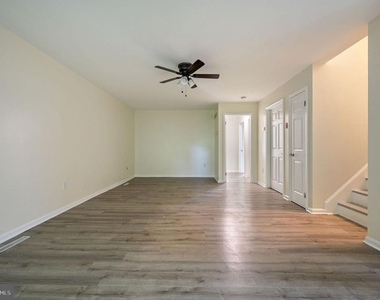 149 S Queen Street - Photo Thumbnail 1