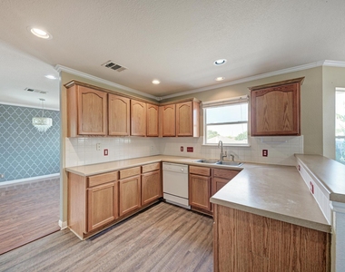 903 Estate Dr - Photo Thumbnail 12