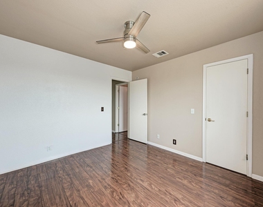 903 Estate Dr - Photo Thumbnail 30