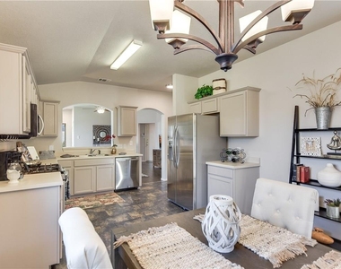 1512 Lady Grey Ave - Photo Thumbnail 4