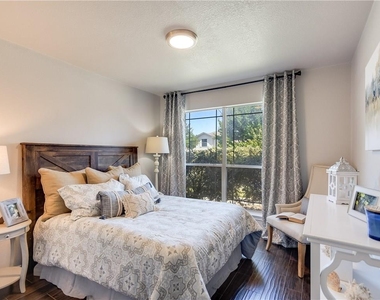1512 Lady Grey Ave - Photo Thumbnail 7
