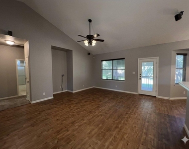903 Oakwood Dr - Photo Thumbnail 7