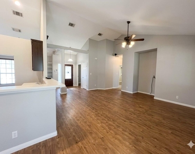 903 Oakwood Dr - Photo Thumbnail 8