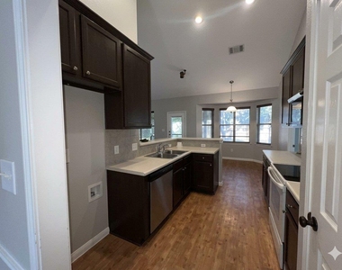 903 Oakwood Dr - Photo Thumbnail 5