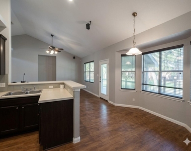 903 Oakwood Dr - Photo Thumbnail 6