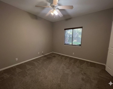 903 Oakwood Dr - Photo Thumbnail 13