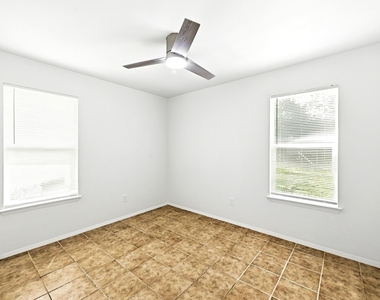 910 Bret Ln - Photo Thumbnail 16