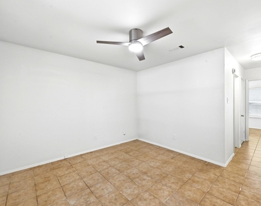 910 Bret Ln - Photo Thumbnail 4