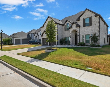 1611 Mcmaster Ln - Photo Thumbnail 2