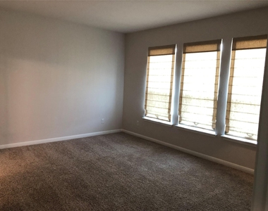 2746 Fortezza Way - Photo Thumbnail 5