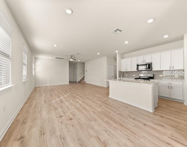 13809 Lubeck Dr - Photo Thumbnail 6