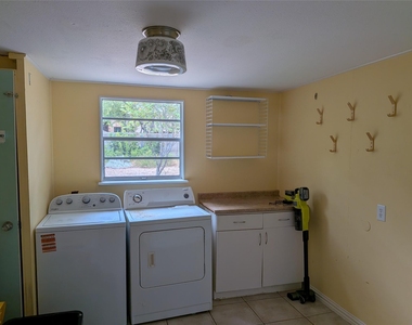 1006 Brentwood St - Photo Thumbnail 9