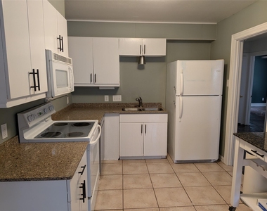 1006 Brentwood St - Photo Thumbnail 3