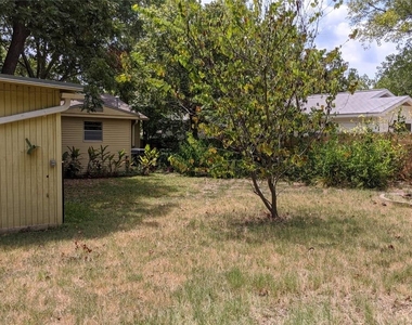 1006 Brentwood St - Photo Thumbnail 17