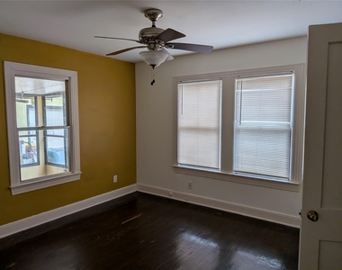 1006 Brentwood St - Photo Thumbnail 8