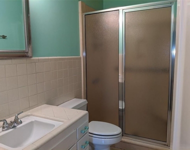 1006 Brentwood St - Photo Thumbnail 7