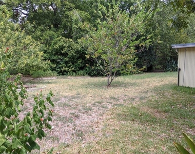 1006 Brentwood St - Photo Thumbnail 13