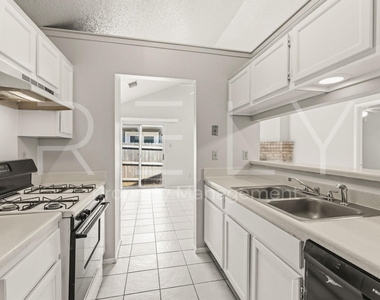 409 Greenlawn Blvd - Photo Thumbnail 12
