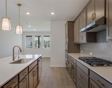 261 Crater Lake Dr - Photo Thumbnail 8