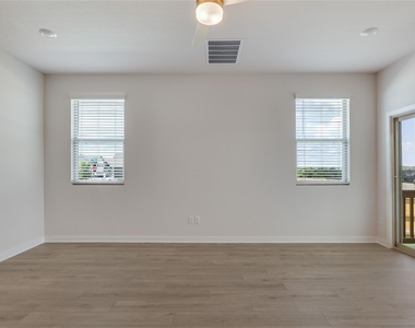 261 Crater Lake Dr - Photo Thumbnail 4