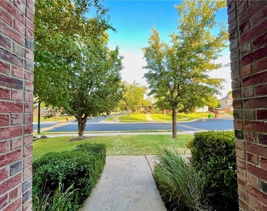 906 Mesquite Hollow Pl - Photo Thumbnail 3