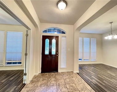 906 Mesquite Hollow Pl - Photo Thumbnail 10